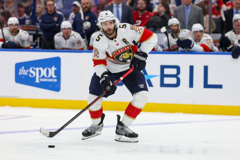 Watch: Panthers, Lightning combine for 322 penalty minutes